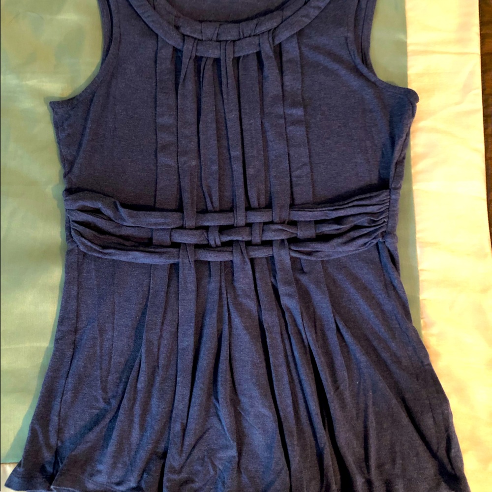 Like new! Women’s blue sleeveless top with fun weave detail.